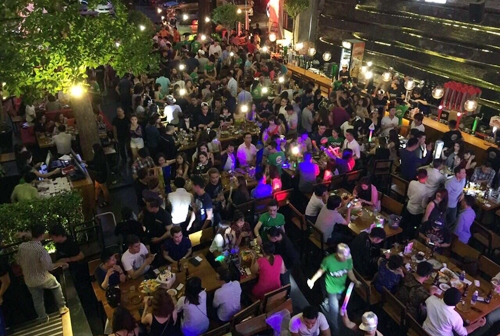 hang-loat-beer-club-o-sai-gon-co-dien-vien-nhay-khieu-dam