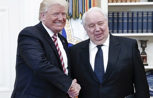 Tổng thống Mỹ Donald Trump bắt tay đại sứ Nga tại Mỹ Sergei Kislyak. Ảnh: Tass.