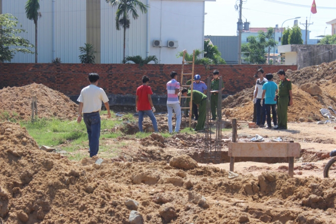 Công an khám nghiệm hiện trường /// Ảnh: ĐỖ TRƯỜNG