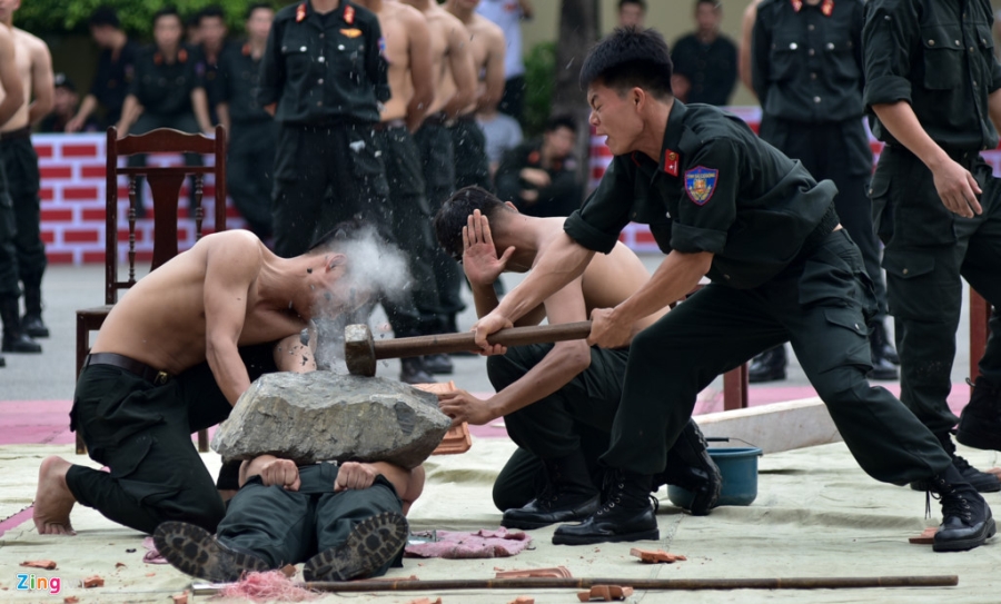 Sinh vien canh sat bieu dien vo thuat, giai cuu con tin hinh anh 6