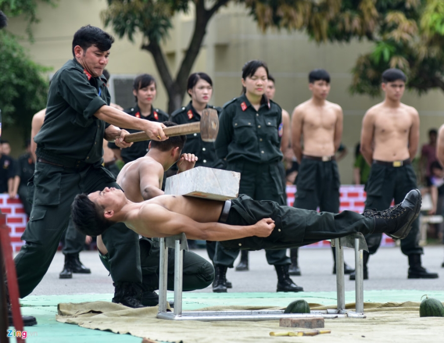 Sinh vien canh sat bieu dien vo thuat, giai cuu con tin hinh anh 8