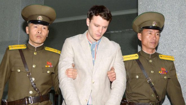 Sinh viên Mỹ Otto Warmbier bị áp giải tới tòa xét xử ở Bình Nhưỡng, Triều Tiên năm 2016 (Ảnh: BBC)