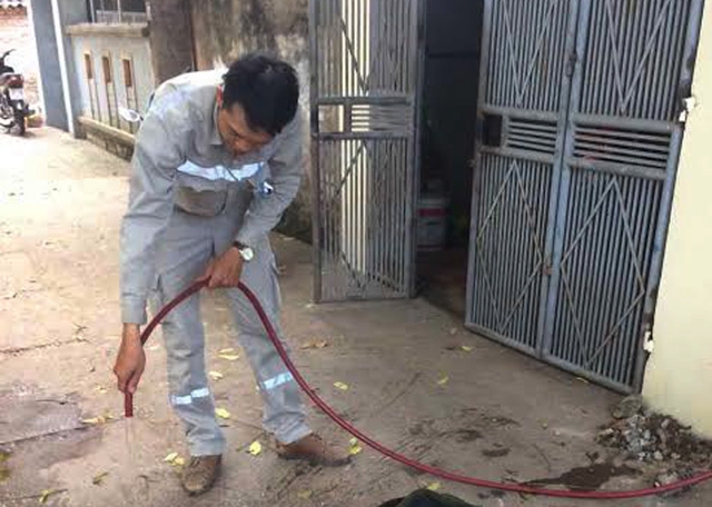 Công nhân Xí nghiệp KDNS Hoàng Mai đang tiến hành bảo dưỡng đường ống nước.