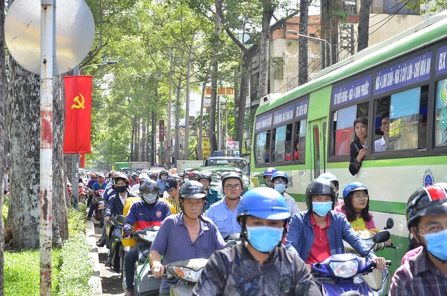 Giao thông qua khu vực ùn xe kéo dài