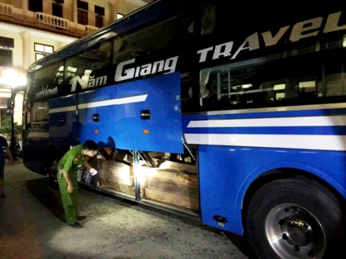 Xe khách giường nằm 'bay' lên dải phân cách, hai cha con đi xe đạp nhập viện - ảnh 1