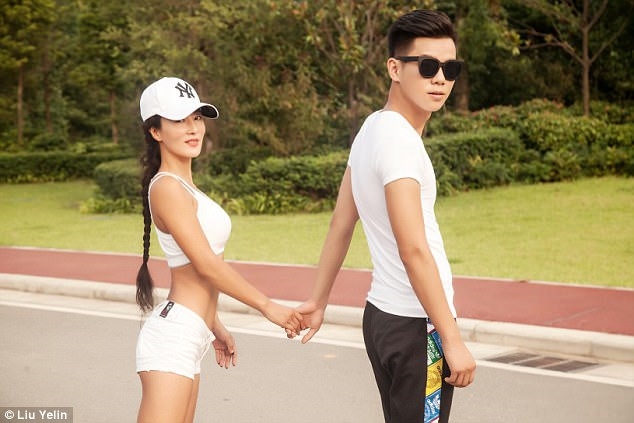 Ba me U50 bi nham la nguoi yeu cua con trai vi qua tre hinh anh 4