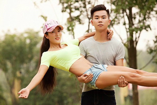 Ba me U50 bi nham la nguoi yeu cua con trai vi qua tre hinh anh 5