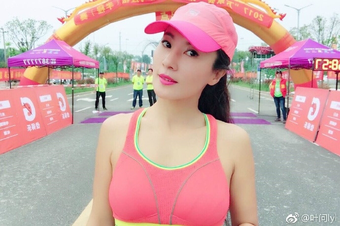 Ba me U50 bi nham la nguoi yeu cua con trai vi qua tre hinh anh 7