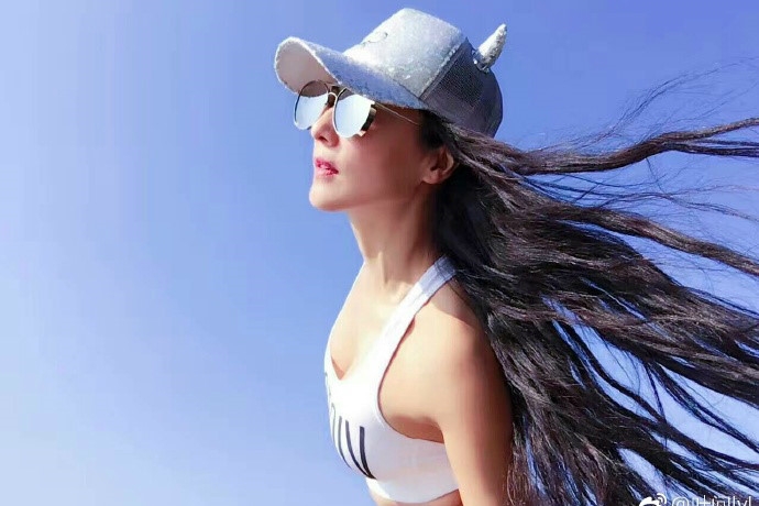 Ba me U50 bi nham la nguoi yeu cua con trai vi qua tre hinh anh 9