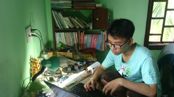 Phạm Huy tại góc học tập và sáng tạo của mình tại nhà. /// ẢNH: THANH LỘC
