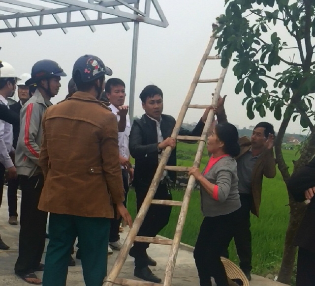 Thượng úy Trương Anh Tuấn xô thang của lực lượng chức năng đang làm nhiệm vụ cưỡng chế (Ảnh cắt từ clip)