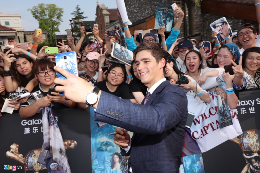 Fan Trung Quoc phat cuong khi Johnny Depp va Orlando Bloom xuat hien hinh anh 6