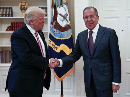 nha trang tuc gian vi nga dang anh ngoai truong bat tay trump hinh anh 1