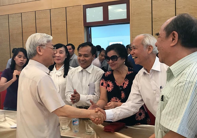  Tổng Bí thư Nguyễn Phú Trọng trao đổi với cử tri bên lề hội nghị 