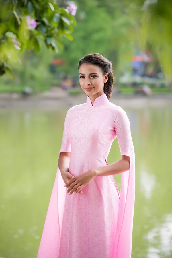 vua-den-ha-noi-hoa-hau-phap-da-mac-ao-dai-dao-ho-guom-4