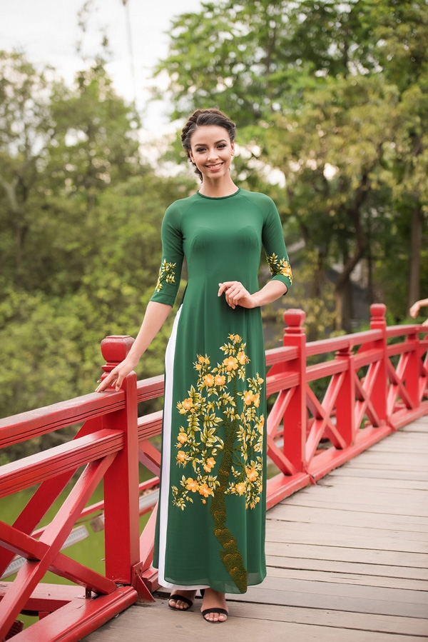 vua-den-ha-noi-hoa-hau-phap-da-mac-ao-dai-dao-ho-guom-6