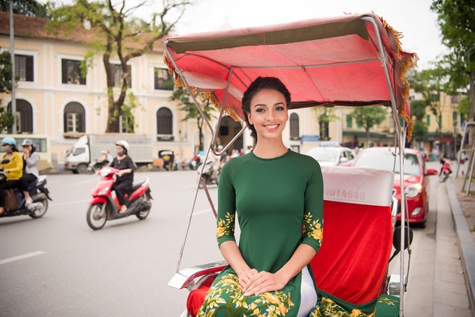 vua-den-ha-noi-hoa-hau-phap-da-mac-ao-dai-dao-ho-guom-9