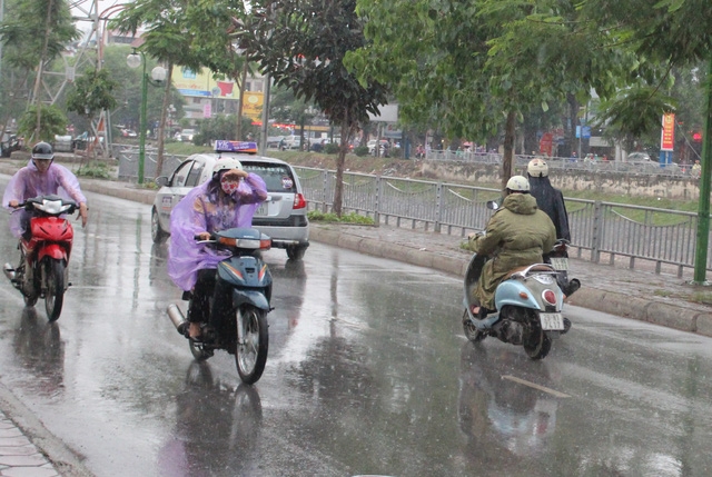  Đêm nay (14/5) và ngày mai, Hà Nội có mưa vừa, mưa to và giông 