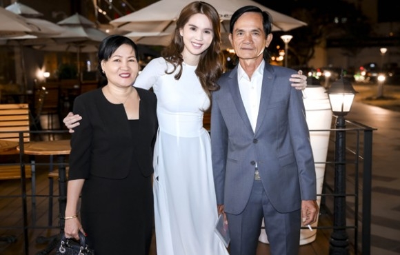 Ngọc Trinh tâm sự về mẹ kế: Nhiều lúc quát bả xong mới nhớ ra bả là mẹ mình. - Ảnh 1.