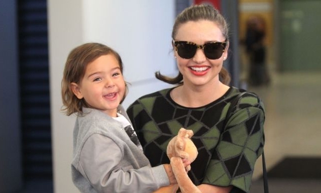 con-trai-om-cham-poster-chan-dung-miranda-kerr-o-trung-tam-thuong-mai-1