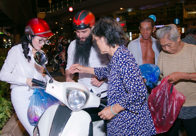 emily-hong-nhung-lai-xe-may-cho-dao-dien-phim-kong-di-phat-com-tu-thien-5