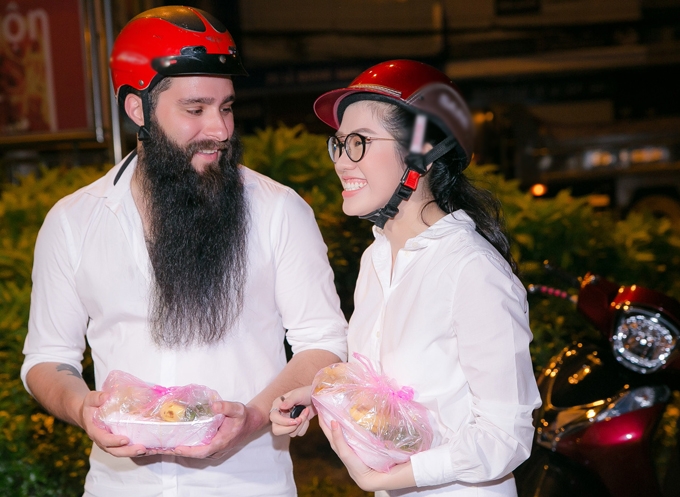 emily-hong-nhung-lai-xe-may-cho-dao-dien-phim-kong-di-phat-com-tu-thien-7