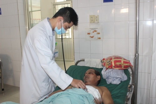 Ông Phong được cấp cứu tại bệnh viện. Ảnh: Phước Tuấn