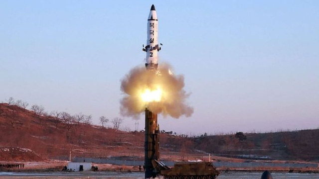  Một vụ phóng thử tên lửa của Triều Tiên. (Ảnh minh họa: Reuters) 