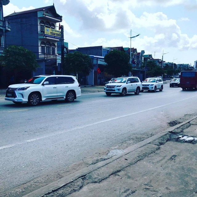  Những chiếc xe này đều là của bạn bè gia đình cô dâu và chú rể 