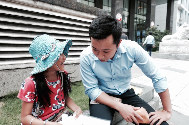 Anh nhân viên ngân hàng dành giờ nghỉ trưa mỗi ngày để dạy chữ cho cô bé vé số ngay trên vỉa hè Sài Gòn - Ảnh 1.