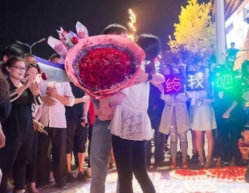 duọc càu hon bàng tièn tỷ, co gái tq ngay lạp túc dòng ý hinh anh 5