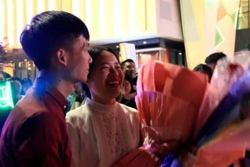 duọc càu hon bàng tièn tỷ, co gái tq ngay lạp túc dòng ý hinh anh 6