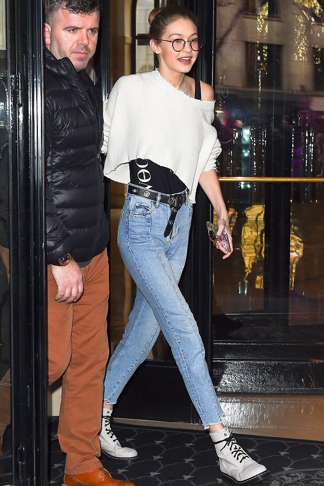 Hai mau jeans lung gia tren 5 trieu dong khien Gigi Hadid me man hinh anh 6