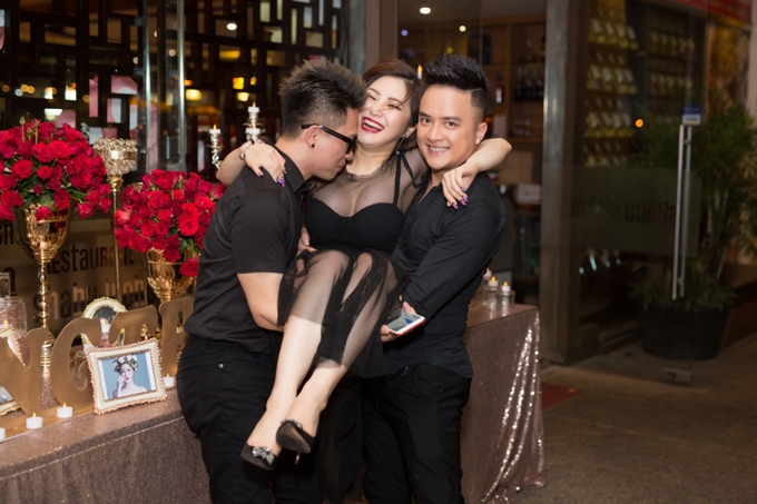 huong-tram-don-sinh-nhat-tuoi-22-ben-cao-thai-son-2