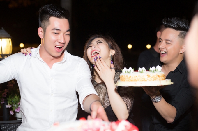 huong-tram-don-sinh-nhat-tuoi-22-ben-cao-thai-son-4