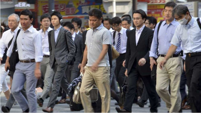 Không rượu, không xe, không nghiện việc, đàn ông Nhật đang làm gì? - Ảnh 1.