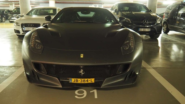 Hàng hiếm Ferrari F12tdf màu đem nhám lạ mắt xuất hiện tại Barcelona