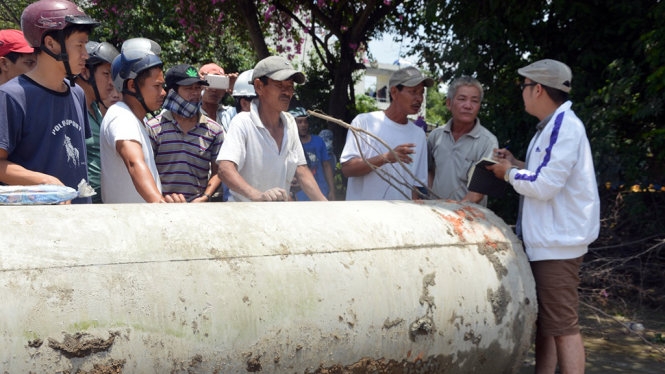 Hàng trăm người dân bít đường, chặn xe phản đối thi công ô nhiễm 