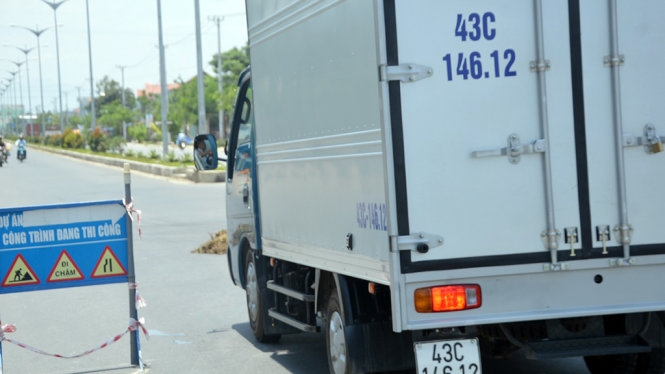 Hàng trăm người dân bít đường, chặn xe phản đối thi công ô nhiễm 