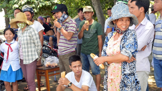 Hàng trăm người dân bít đường, chặn xe phản đối thi công ô nhiễm 