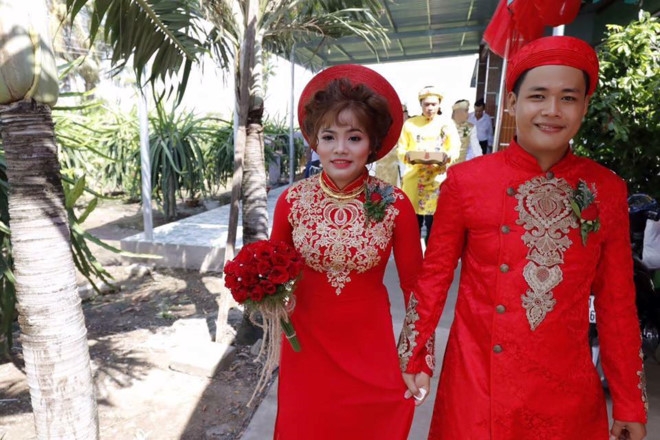 'Hot boy tra sua' cuoi o que, ruoc dau bang xe sang hinh anh 2