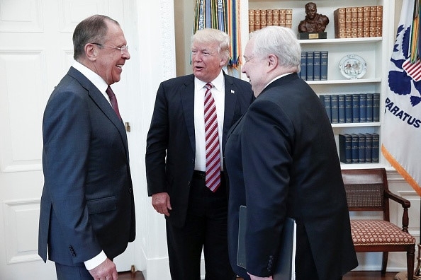 Trump co bi luan toi khi tiet lo tin tinh bao voi Nga? hinh anh 2