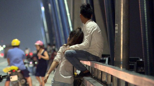  Điều đáng nói là đã từng xảy ra không ít vụ tai nạn giao thông xảy ra trên cầu, trong đó có vụ 5 người bị taxi đâm trọng thương khi lên cầu hóng mát cách đây chưa lâu. 