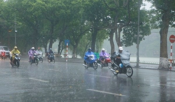 Mưa giông trên diện rộng, Bắc Bộ đột ngột chuyển lạnh giữa mùa hè - Ảnh 1.