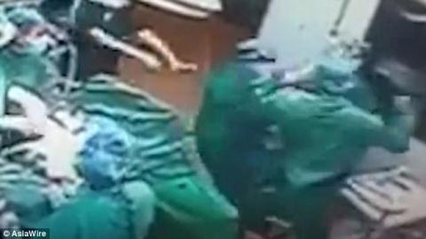 Bac si va vo y ta danh nhau trong phong mo