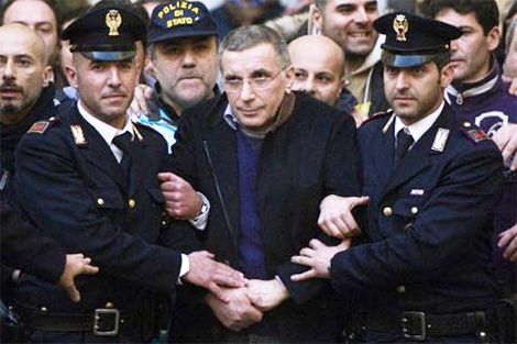 Ông trùm Zagaria bị các cảnh sát Italia áp giải.