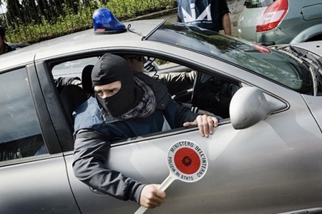 Cảnh sát Italia trong chiến dịch trấn áp các băng nhóm Camorra ở Naples.