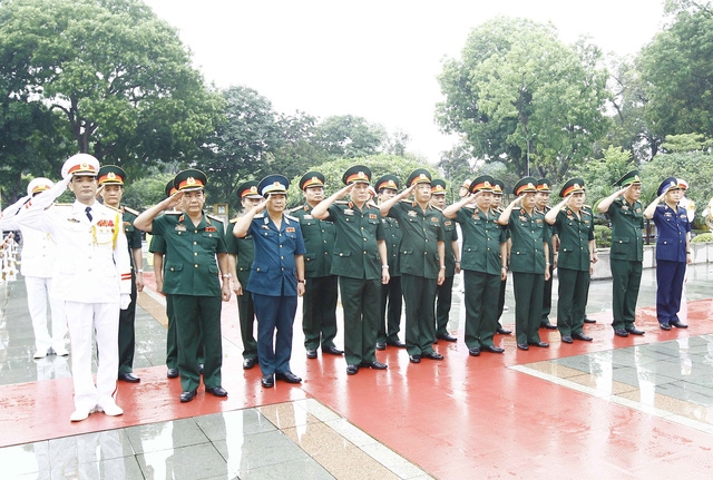  Đoàn Đại biểu Quân ủy Trung ương và Bộ Quốc phòng do Thượng tướng Lương Cường, Bí thư Trung ương Đảng, Ủy viên Thường vụ Quân ủy Trung ương, Chủ nhiệm Tổng cục Chính trị dẫn đầu an đặt vòng hoa, dâng hương tưởng niệm các Anh hùng Liệt sỹ tại Tượng đài Anh hùng liệt sỹ. 