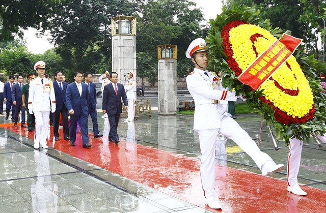  Đoàn Đại biểu Thành ủy, HĐND, UBND, Ủy ban Mặt trận Tổ quốc Việt Nam Thành phố Hà Nội do đồng chí Nguyễn Đức Chung, Chủ tịch Ủy ban Nhân dân Thành phố Hà Nội dẫn đầu đến đặt vòng hoa và vào Lăng viếng Chủ tịch Hồ Chí Minh. Ảnh: Văn Điệp – TTXVN 