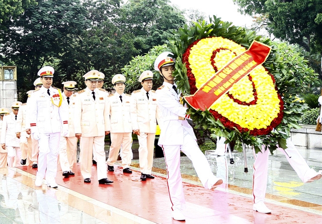  Đoàn đại biểu Đảng ủy Công an Trung ương và Bộ Công an đặt vòng hoa, dâng hương tưởng niệm các Anh hùng Liệt sỹ tại Tượng đài Anh hùng liệt sỹ đường Bắc Sơn, (Hà Nội). Ảnh: An Đăng - TTXVN 